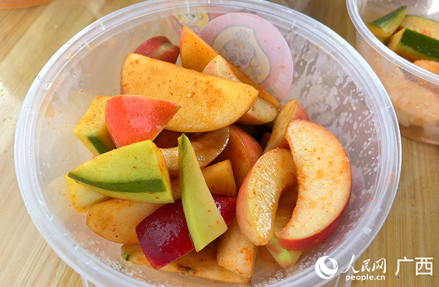 水果腌制的酸嘢。人民網(wǎng) 付華周攝