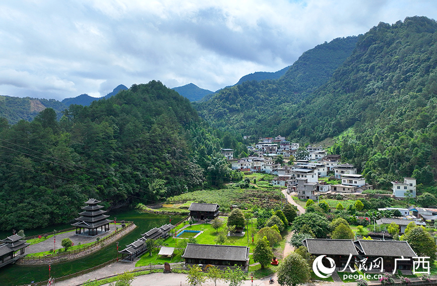 美麗如畫的金秀瑤族自治縣膠廠屯。人民網(wǎng) 付華周攝