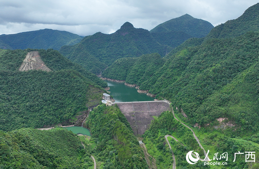 膠廠屯附近峽谷風(fēng)光。人民網(wǎng) 付華周攝