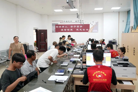 橫州市生源地助學貸款辦理大廳內(nèi)，不少學生前來辦理助學貸款。