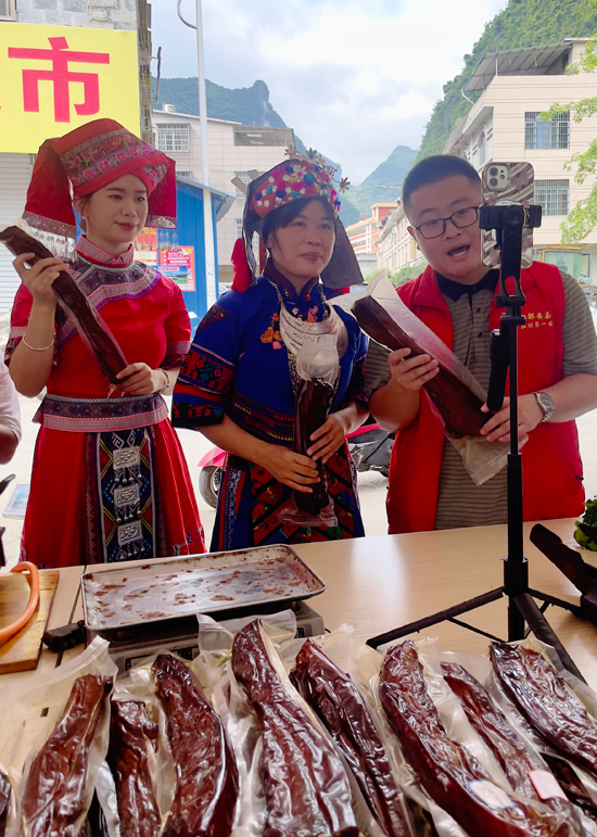 直播售賣土特產(chǎn)。韋冬梅攝