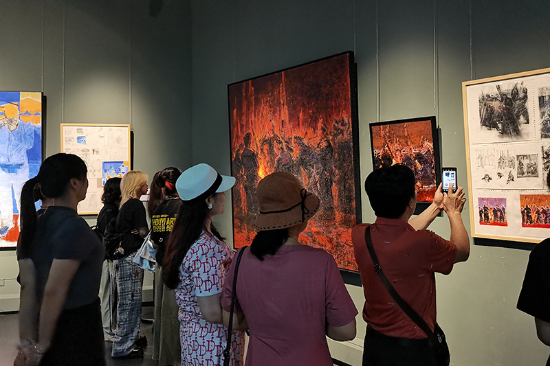 市民參觀美術(shù)作品展。譚紫成攝