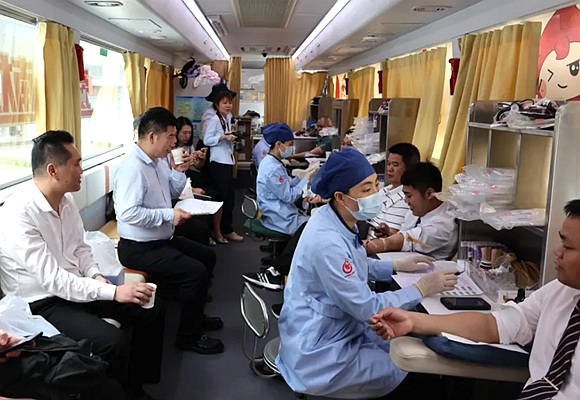 新的社會階層人士挽起衣袖獻(xiàn)愛心