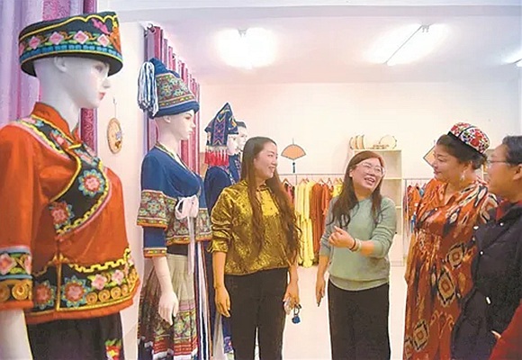 南寧市興寧區(qū)望仙坡社區(qū)黨建中心引進(jìn)隆林各族自治縣的非遺工坊