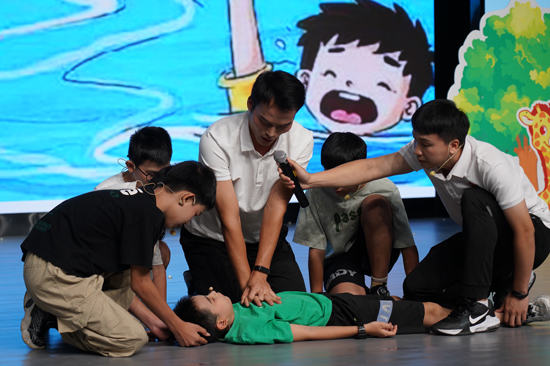 師生們共同上演防溺水情景劇