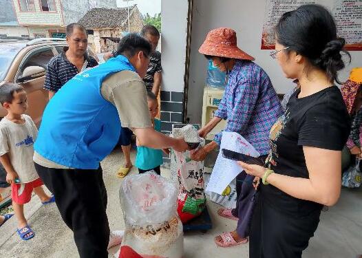 工作人員分發(fā)化肥