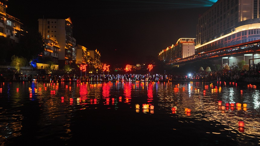 8月16日晚，資源縣在資江燈谷景區(qū)舉辦河燈節(jié)活動，漂放河燈。