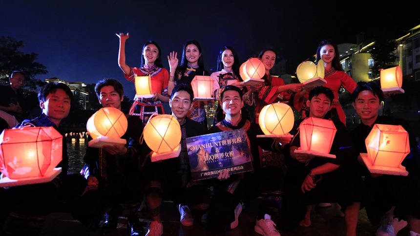 世界名模走進資源，在河燈節(jié)活動現(xiàn)場齊放河燈。