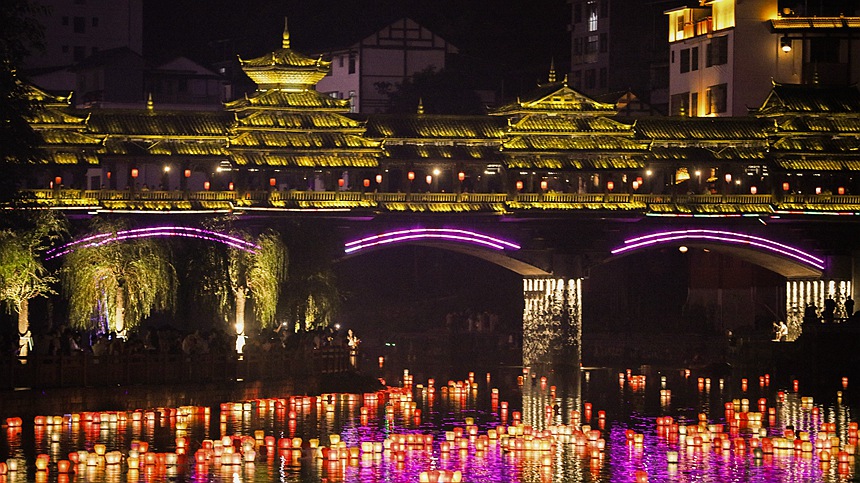 盞盞河燈在資江上漂游，與風(fēng)雨橋交相輝映。