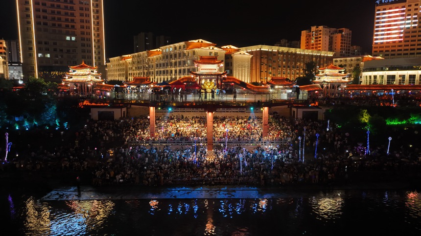 資源縣河燈節(jié)活動(dòng)現(xiàn)場(chǎng)，游客人山人海，氣氛火熱。