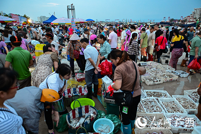 市民游客在購(gòu)買海鮮。人民網(wǎng) 雷琦竣攝
