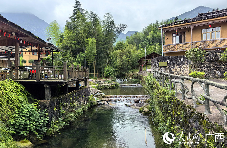 穿過村莊的溪流。人民網 付華周攝