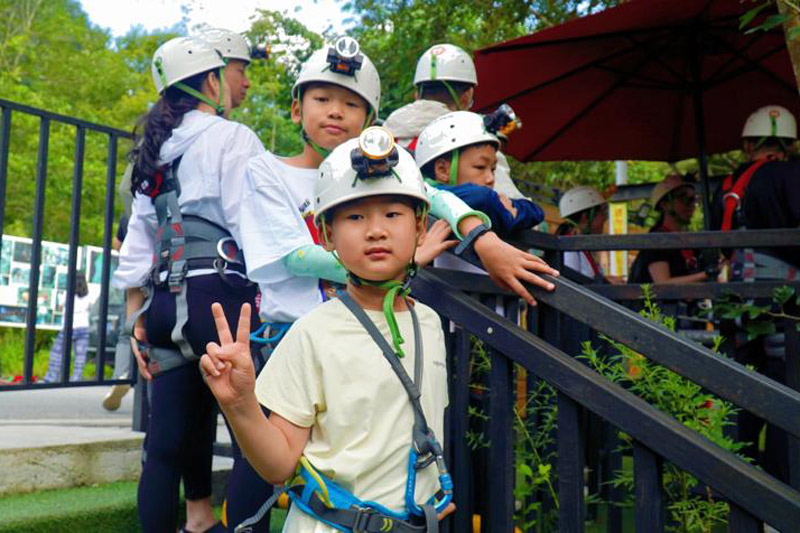 游客在風(fēng)子蕩天坑排隊速降。何善權(quán)攝1