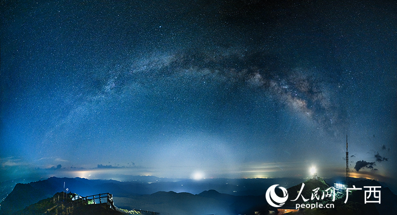 “銀河之眼”掛夜空。人民網(wǎng) 雷琦竣攝