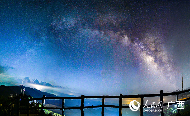 貓兒山上空的“銀河拱橋”。人民網(wǎng) 雷琦竣攝