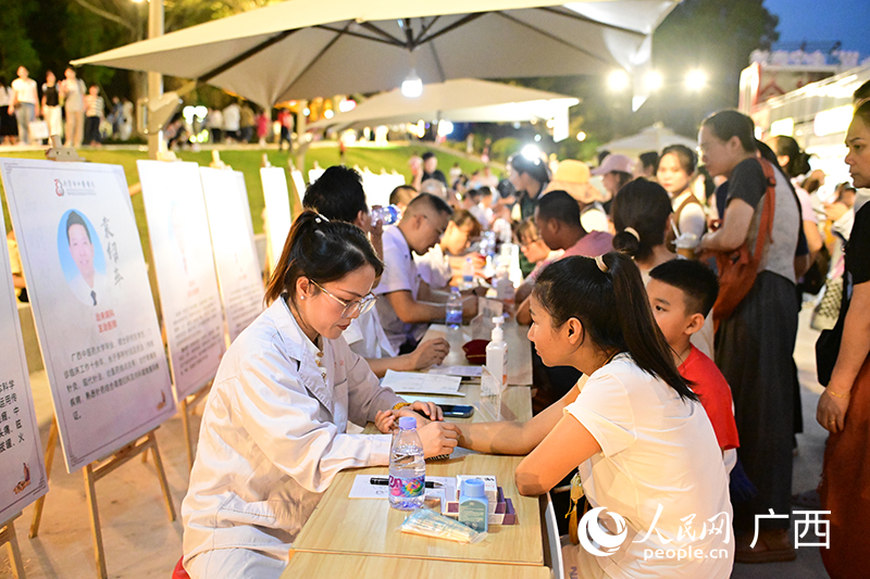 醫(yī)生們在把脈問診。人民網(wǎng) 雷琦竣攝