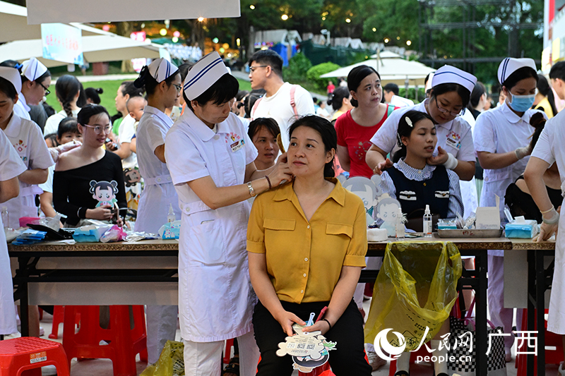 醫(yī)生們在為市民刮痧。人民網(wǎng) 雷琦竣攝