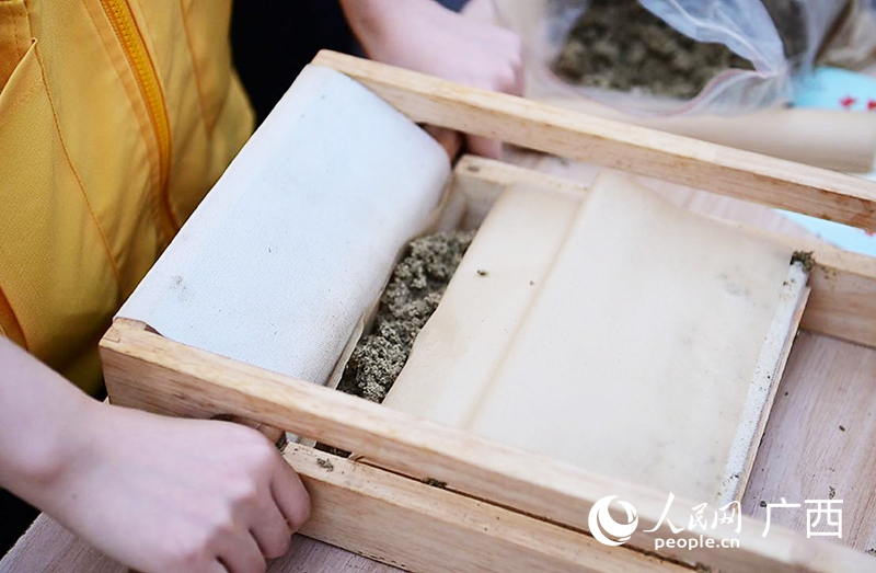 市民在制作艾條。人民網(wǎng) 雷琦竣攝