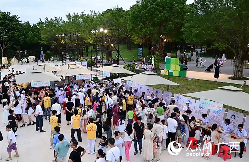 中醫(yī)藥文化體驗活動現(xiàn)場。人民網(wǎng) 雷琦竣攝