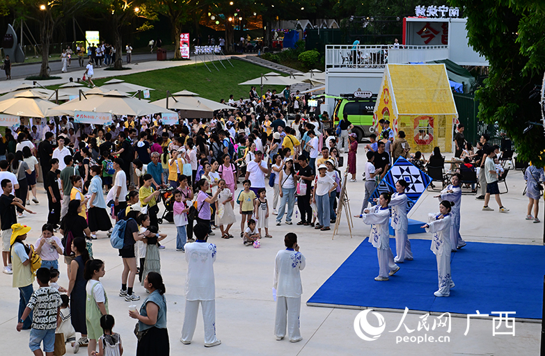 中醫(yī)傳統(tǒng)養(yǎng)生功法演示教學。人民網(wǎng) 雷琦竣攝