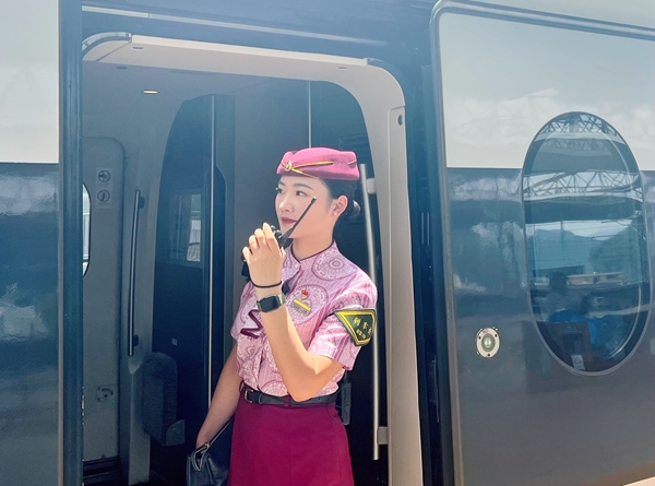 列車長李楷正在聯(lián)控作業(yè)。黃美就攝