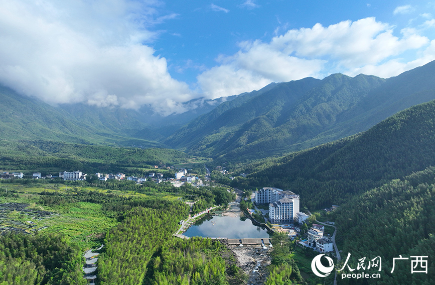 漓江源大峽谷竹海美麗如畫(huà)。人民網(wǎng) 付華周攝