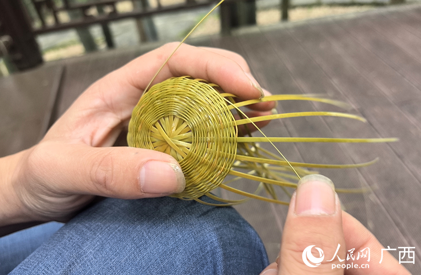 馮文兵耐心編織竹工藝品。人民網(wǎng) 付華周攝