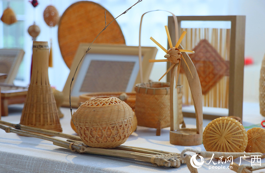 馮文兵精心制作的竹編工藝品。人民網(wǎng) 付華周攝