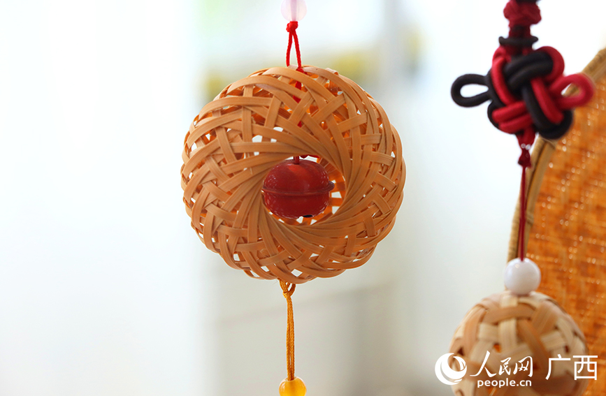 馮文兵精心制作的竹編工藝品。人民網(wǎng) 付華周攝