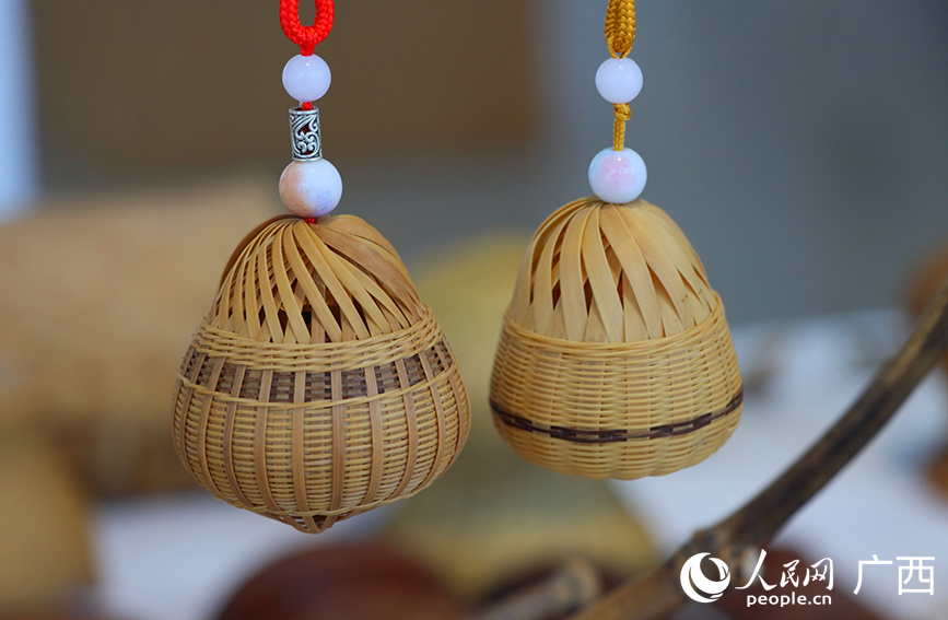 馮文兵精心制作的竹編工藝品。人民網(wǎng) 付華周攝