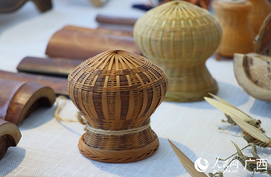 馮文兵精心制作的竹編工藝品。人民網(wǎng) 付華周攝