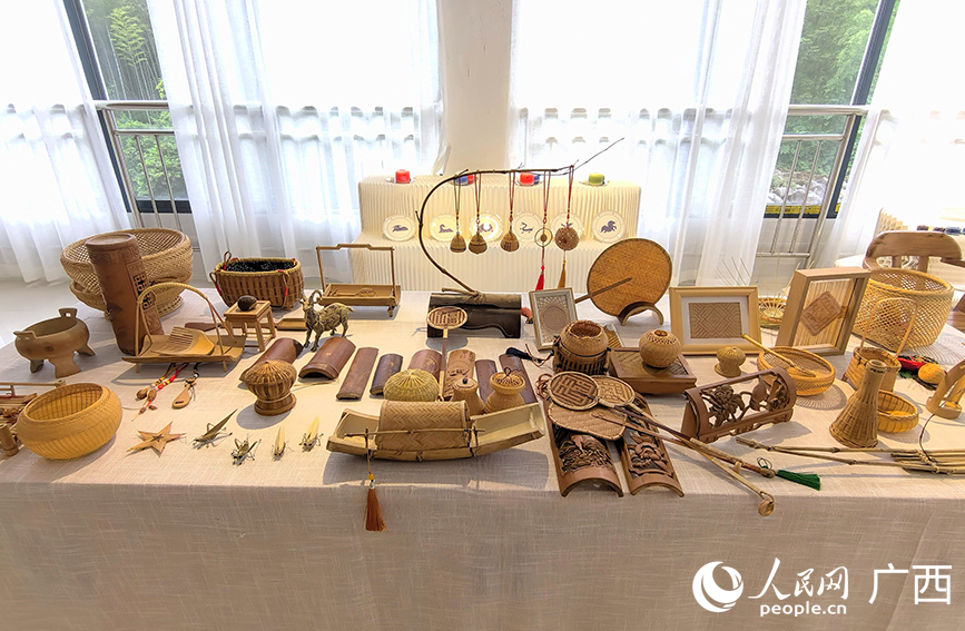 馮文兵制作的部分竹編工藝品。人民網(wǎng) 付華周攝