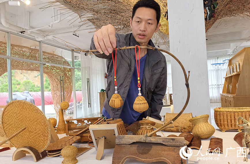 馮文兵整理自己的竹編作品。人民網(wǎng) 付華周攝