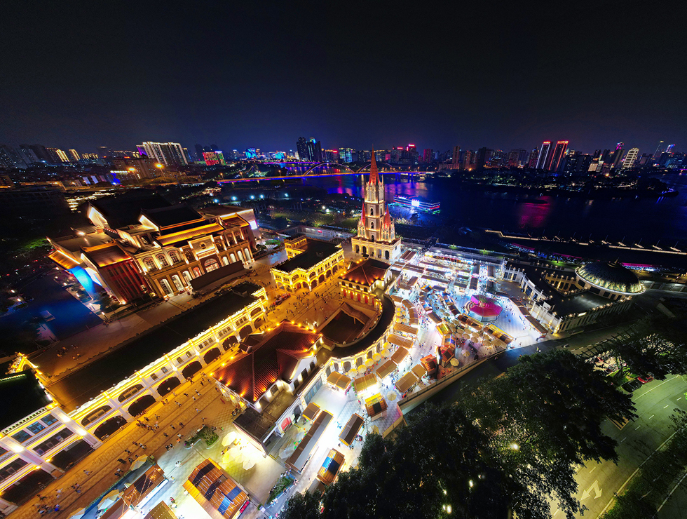 夜幕下的亭子碼頭燈火璀璨、人流如織。林俊宏攝