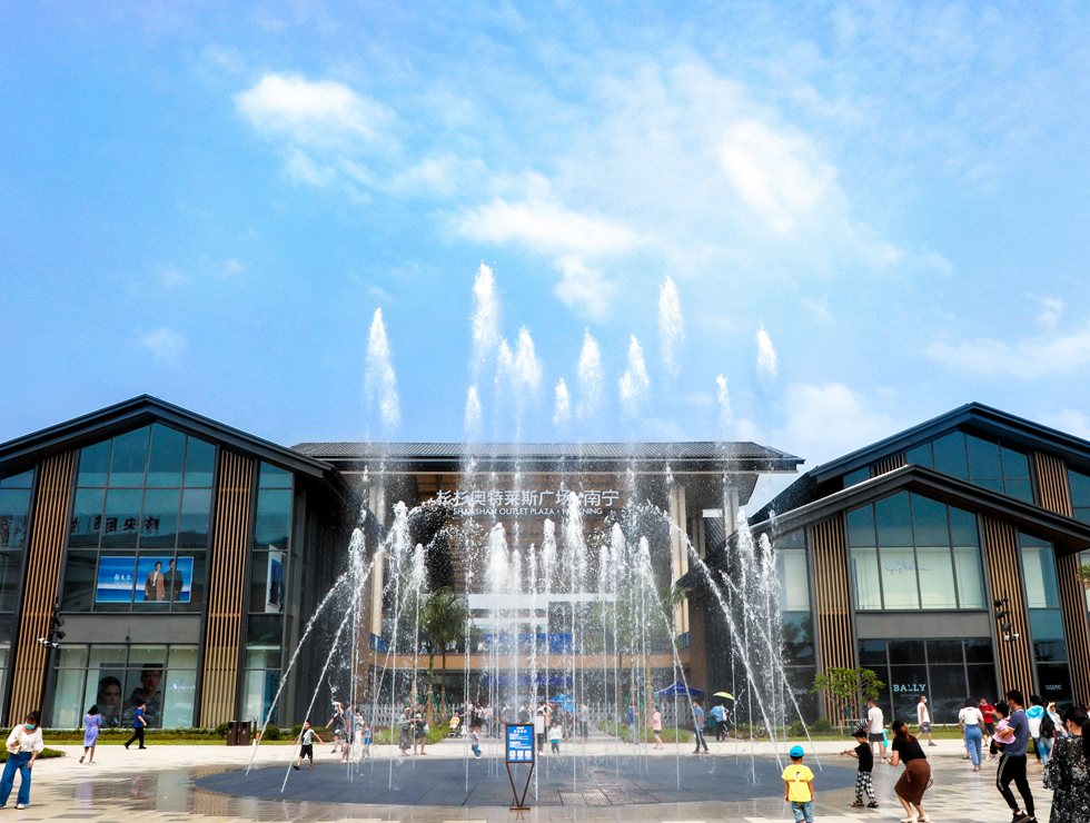 南寧杉杉奧特萊斯商業(yè)廣場(chǎng)匯聚人氣，將打造成為集吃喝玩樂購(gòu)為一體的精品高端旅游購(gòu)物綜合體。鄧?guó)潝z