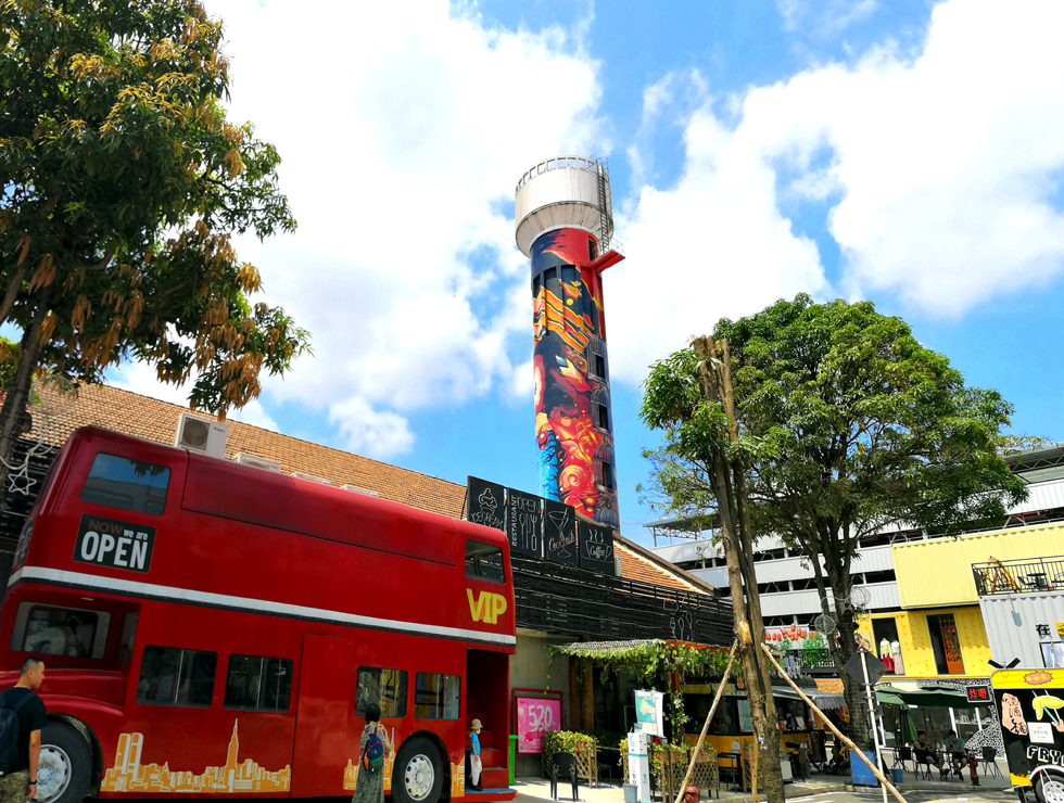 江南區(qū)網(wǎng)紅打卡地百益上河城入選南寧市“十佳文旅商業(yè)態(tài)融合創(chuàng)新景區(qū)”，老廠房煥發(fā)新魅力。鄧國(guó)華攝