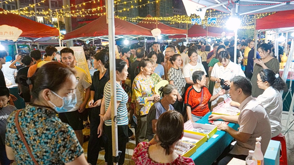 中醫(yī)專家接受市民群眾咨詢。