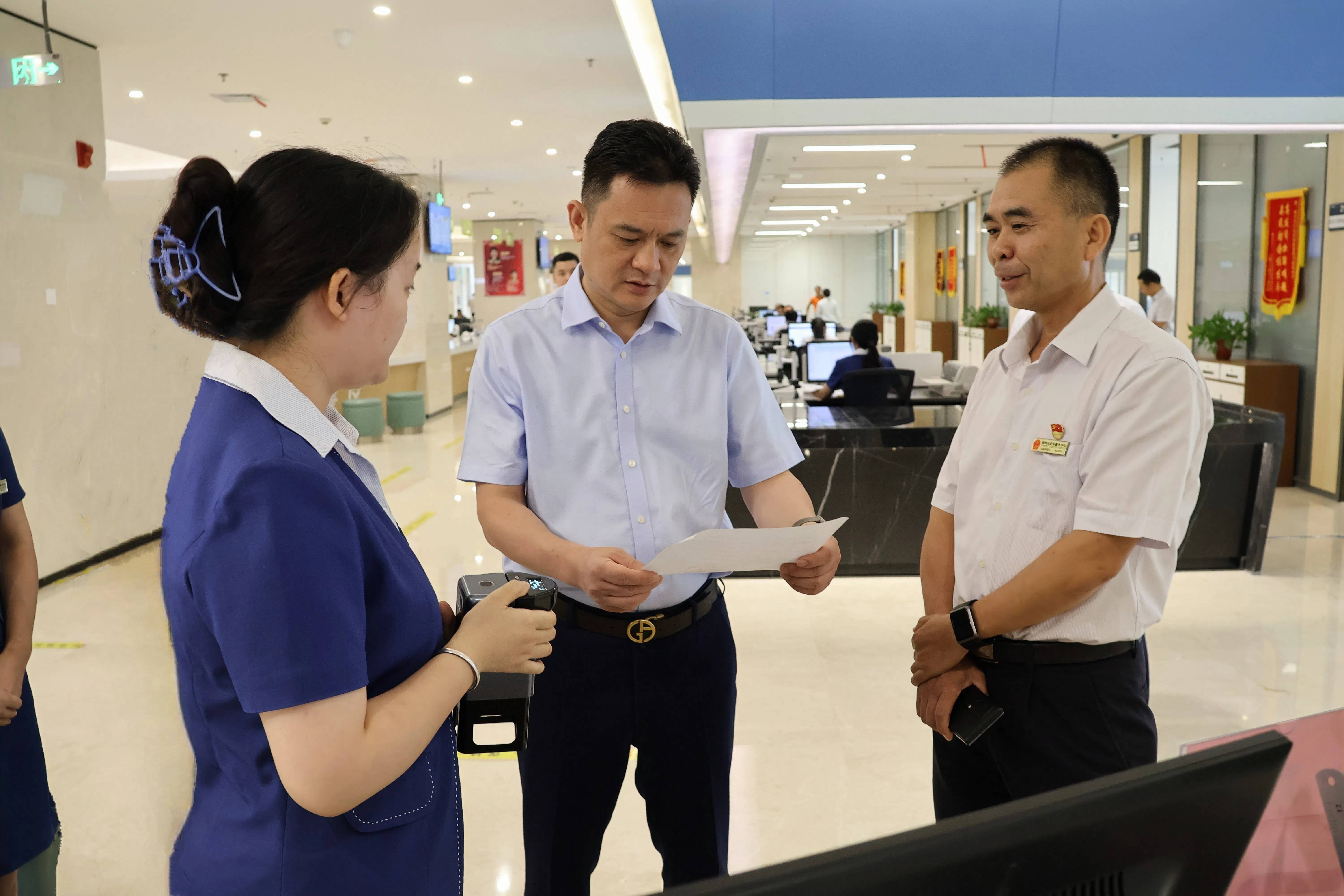 柳州市委常委、市人民政府副市長張華到柳州市民服務(wù)中心調(diào)研