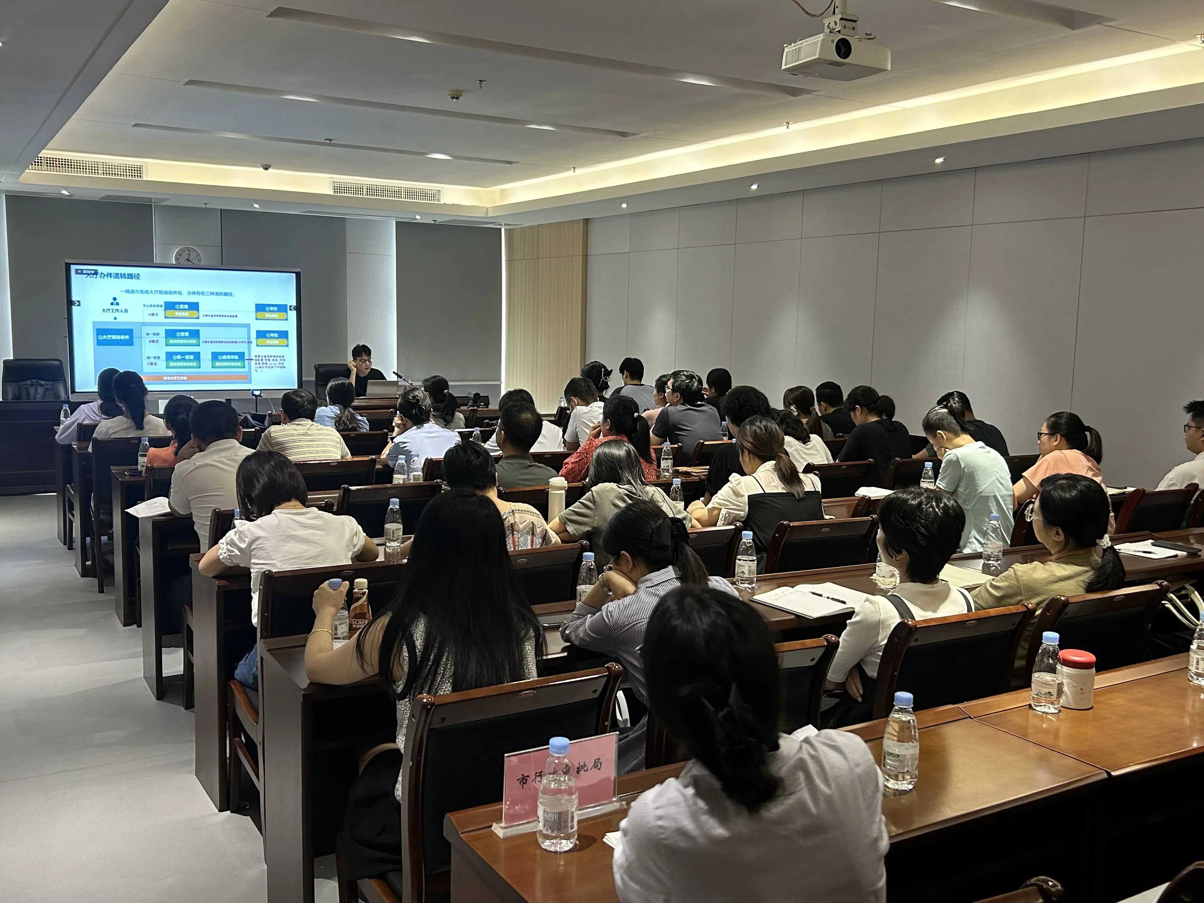 召開政務(wù)服務(wù)“一網(wǎng)通辦”系統(tǒng)上線培訓(xùn)會(huì)