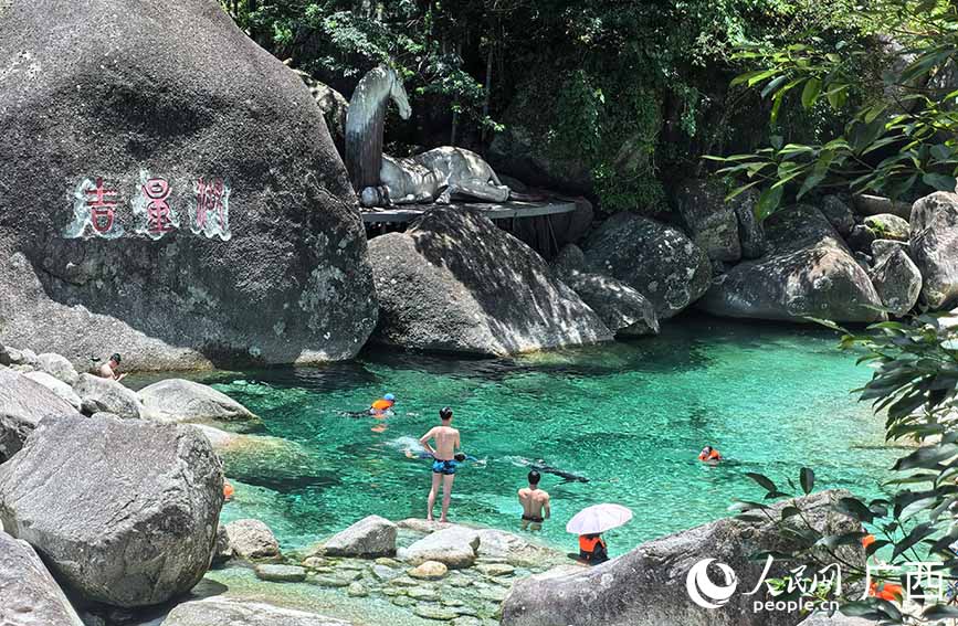 游客在貓兒山漓江源大峽谷玩水享受清涼時(shí)光。人民網(wǎng) 付華周攝