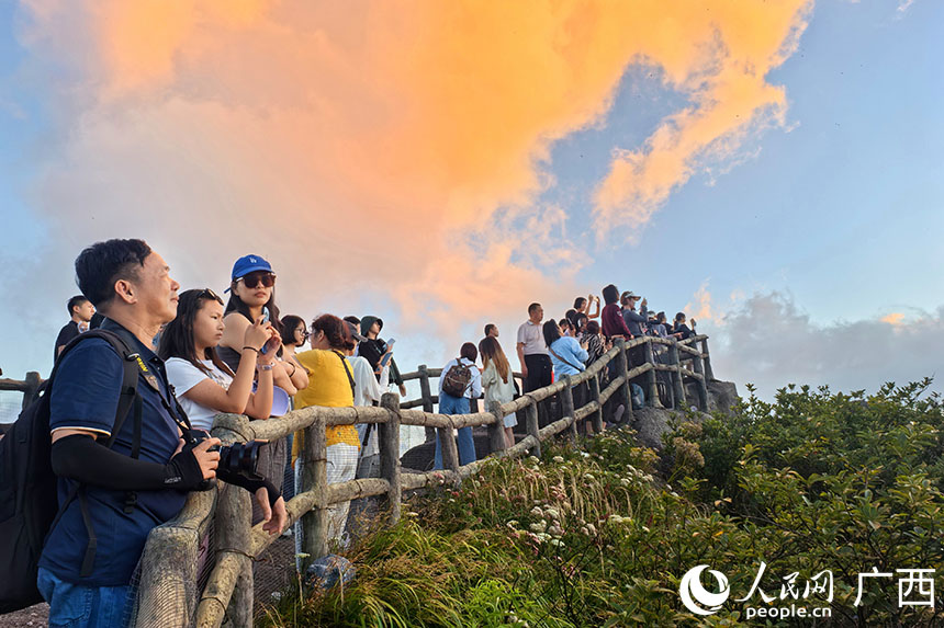 眾多游客在華南之巔打卡拍照。人民網(wǎng) 付華周攝