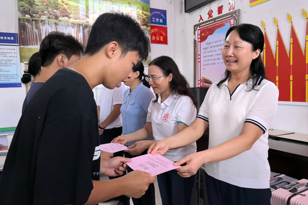 助學(xué)金發(fā)放儀式現(xiàn)場(chǎng)。