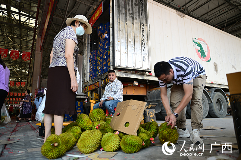 市民在選購(gòu)水果。人民網(wǎng) 雷琦竣攝