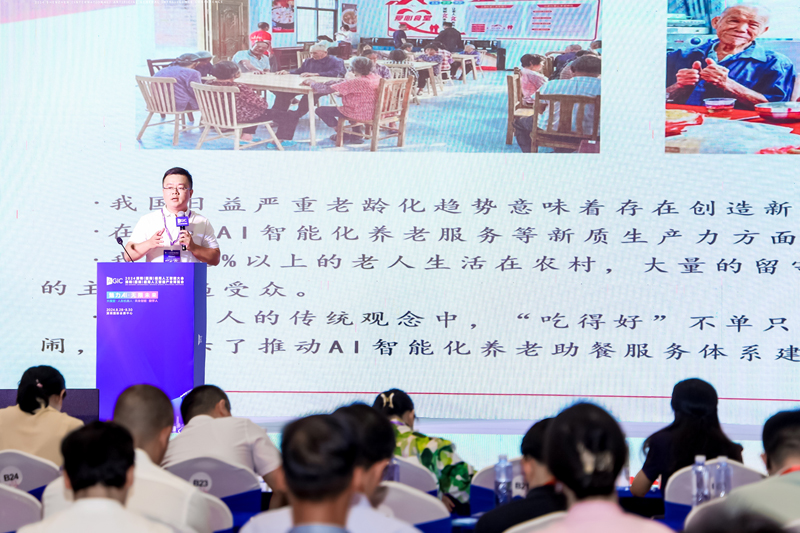 張智翔分享高嶺村愛心食堂建設(shè)運營經(jīng)驗。何善權(quán)攝