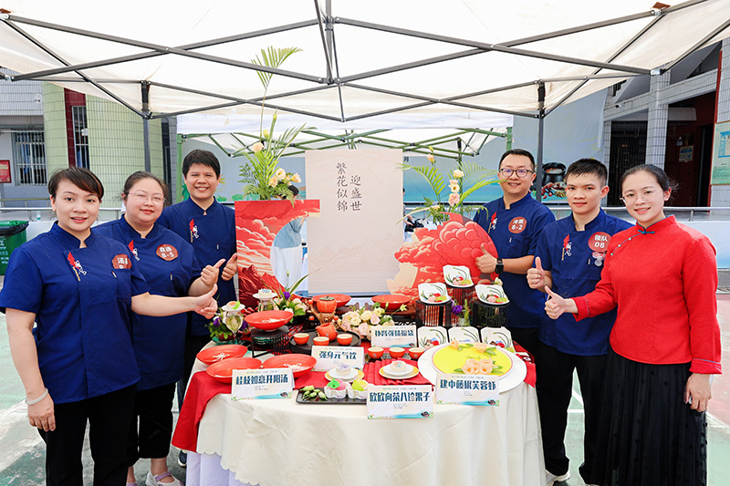 大賽團隊一等獎合影。鐘健賓攝