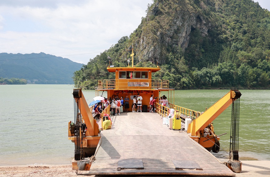 正在搭乘渡船的老堡鄉(xiāng)村民和學(xué)生