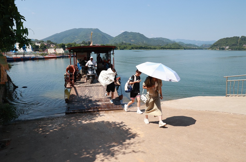 羊咀村村民在長灘渡口正有序下船