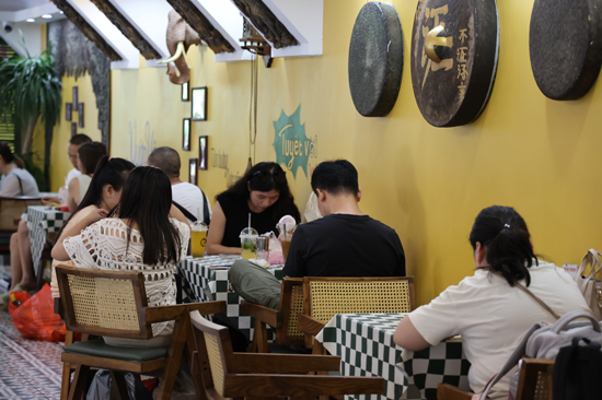 游客在具有異域特色的咖啡廳里小憩。蘇世鈺攝