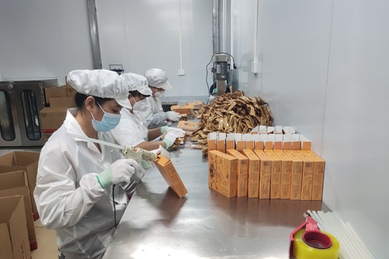 工人們熟練地操作機器完成速溶咖啡的加工、分裝。陳丹蕾攝