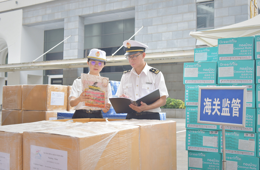 海關(guān)關(guān)員檢查核對運抵的參展商品。邕州海關(guān)供圖